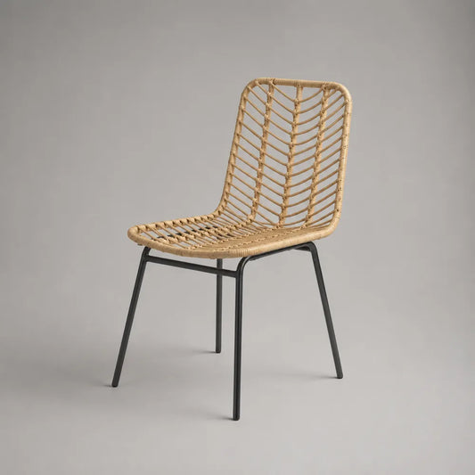 Sedia da pranzo in rattan naturale con struttura in acciaio verniciato nero seduta curva schienale alto 50 cm x 55 cm x 80 cm
