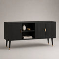 Mobile TV rettangolare in MDF nero con ante scanalate e vano centrale aperto gambe in metallo nero e oro 160 cm 40 cm 60 cm